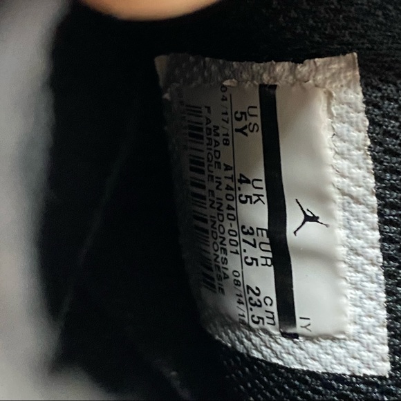 Nike Kids Boys 5Y Nike Air Jordan’s Black White Cement Gray - Picture 10 of 14